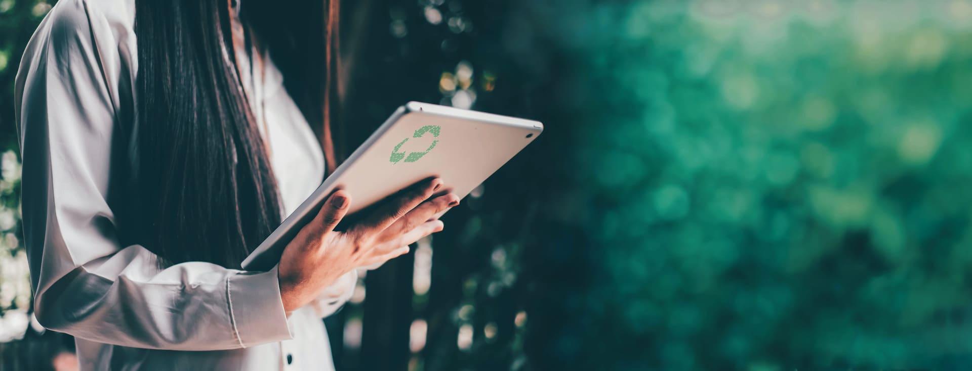 Persona leyendo contenido en una tablet que sostiene en sus manos